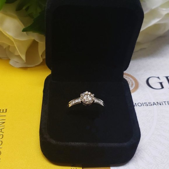 1 Carat Moissanite Ring with 925 Sterling Silver Band- RESIZABLE RING - Picture 3 of 5